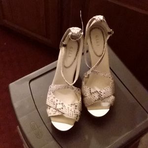Women's wedged shoes